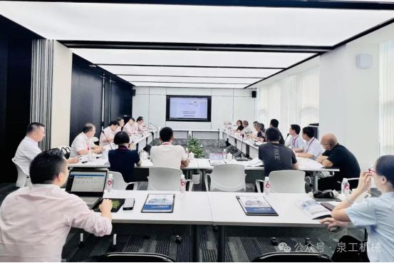 В Quangong Group успешно прошли встреча по запуску отраслевого стандарта «Машины для формования бетонного кирпича (плиты) из искусственного камня» и семинар по отраслевым стандартам «Формовочной машины для формования блоков».