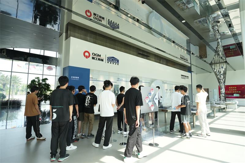 Профессиональный университет Лимин посетил компанию Fujian Quangong Machinery Co.,Ltd для программы повышения квалификации.