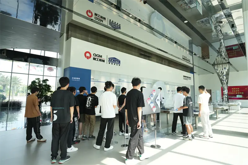 Профессиональный университет Лимин посетил компанию Fujian Quangong Machinery Co.,Ltd для программы повышения квалификации.