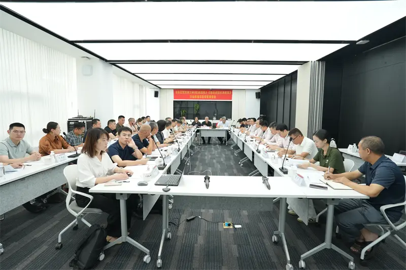 Лидерство в разработке отраслевых стандартов! Компания QGM провела совещание экспертов по отраслевым стандартам «Машина для формования кирпича (плиты) из каменного бетона» и «Формовочная машина для формования блоков».