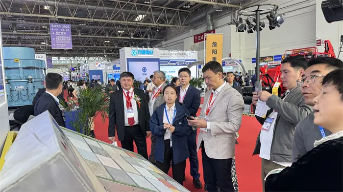 Золотая осень собралась, чтобы поговорить об умном производстве: сила Quangong создает блеск