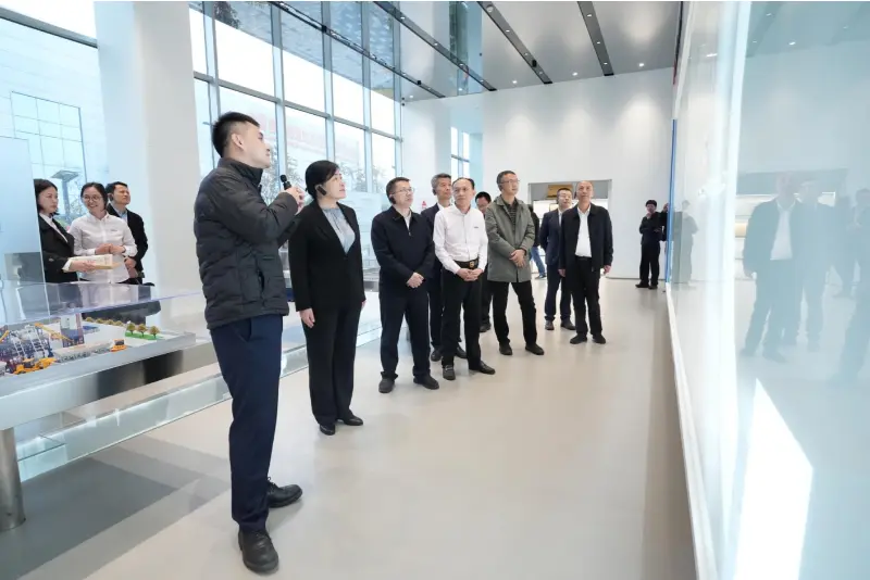 Г-н Лю Минь, заместитель генерального директора Бюро частной экономики Национальной комиссии по развитию и реформам (NDRC), и его делегация посетили компанию Quangong Machinery Co., Ltd. с инспекционной и исследовательской поездкой.