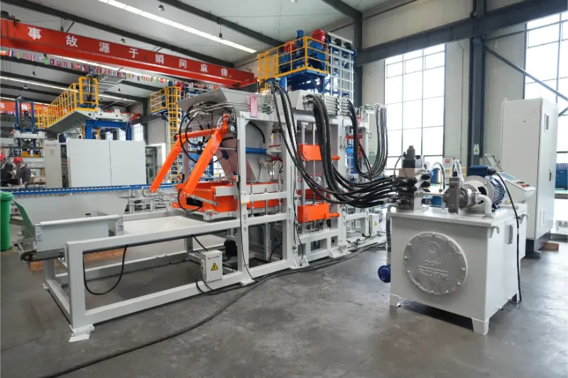 Полностью автоматическая линия по производству кирпича QT6 компании Quangong Machinery Co., Ltd. обеспечивает высокорентабельное производство кирпича из твердых отходов.